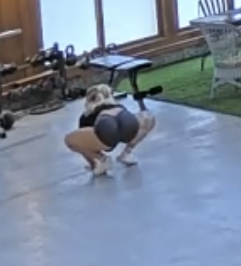 FishFoodFlakes's tweet image. You need to be waking up for the morning workouts #fishtanklive