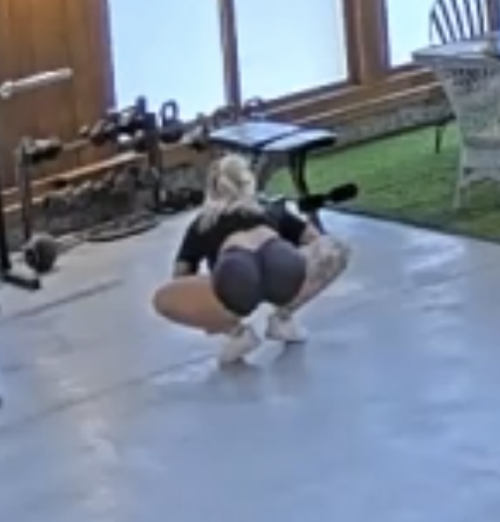 FishFoodFlakes's tweet image. You need to be waking up for the morning workouts #fishtanklive