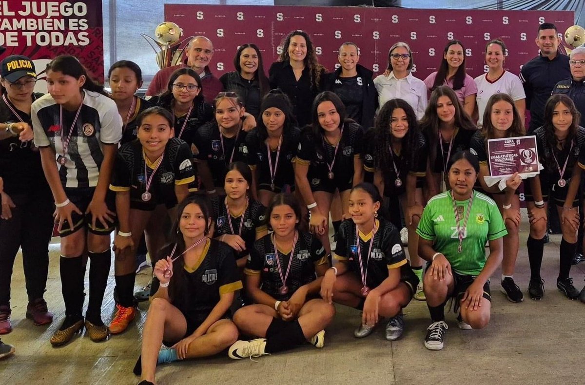 Felicitamos a nuestras jugadoras de fútbol de #LigasAtléticasPoliciales
Lograron un muy buen tercer lugar en la
Copa Saprissa 2024.
#MarcáLaDiferencia