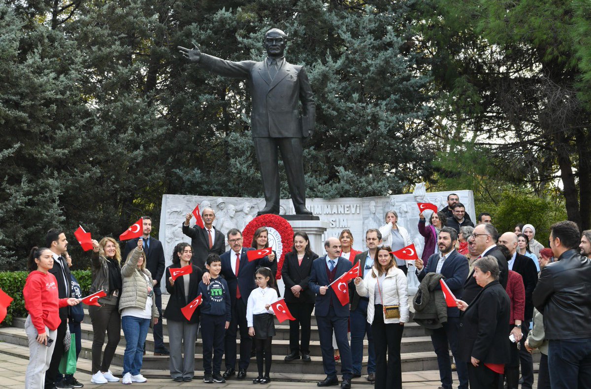 İTÜ Ailesi olarak iki buçuk asırlık bilgi ve birikimimizle, imar ve inşasında pek çok katkıda bulunduğumuz Cumhuriyetimizin 101. yaşını Rektörlük Atatürk Anıtımızda düzenlenen bir törenle kutladık! 🇹🇷🐝

Cumhuriyet ile nice gururlu yıllara! 🇹🇷