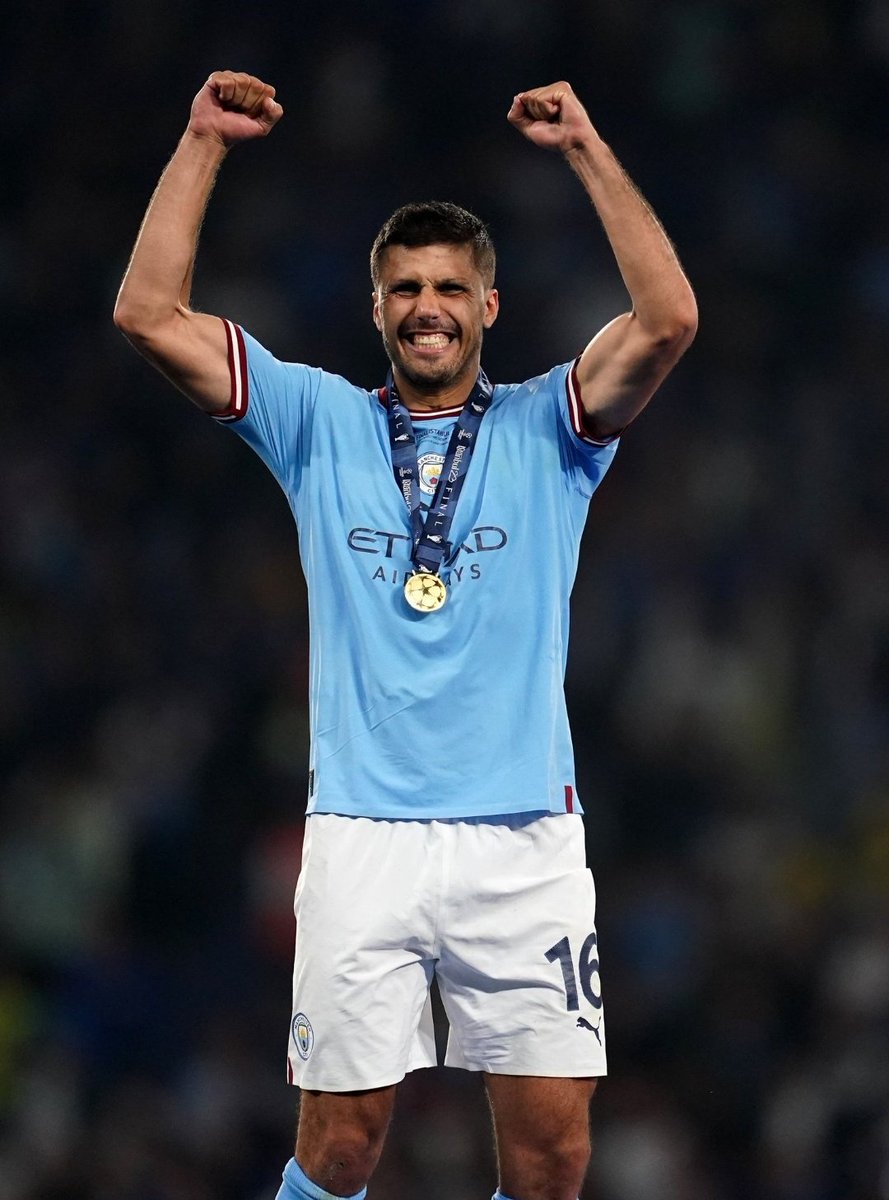 MessiahYaniss16's tweet photo. Le meilleur joueur de City en Première League = Foden.

En Ligue des Champions, il est pas Top 5 et est mauvais dans sa confrontations face au Real.

A l'Euro, pas Top 5 de son équipe derrière Olmo, Ruiz, Yamal, Williams, Carvajal.

Rodri est le pire Ballon d'or de l'histoire. https://t.co/pnFrGiGKOO