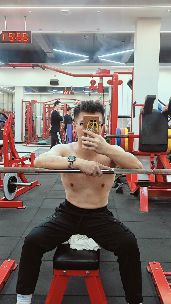 Jimmy1412_LK's tweet photo. 赶在10月的尾巴，在健身房打卡
A shot taken in the fitness house at the end of October https://t.co/yq0CXuBhsz