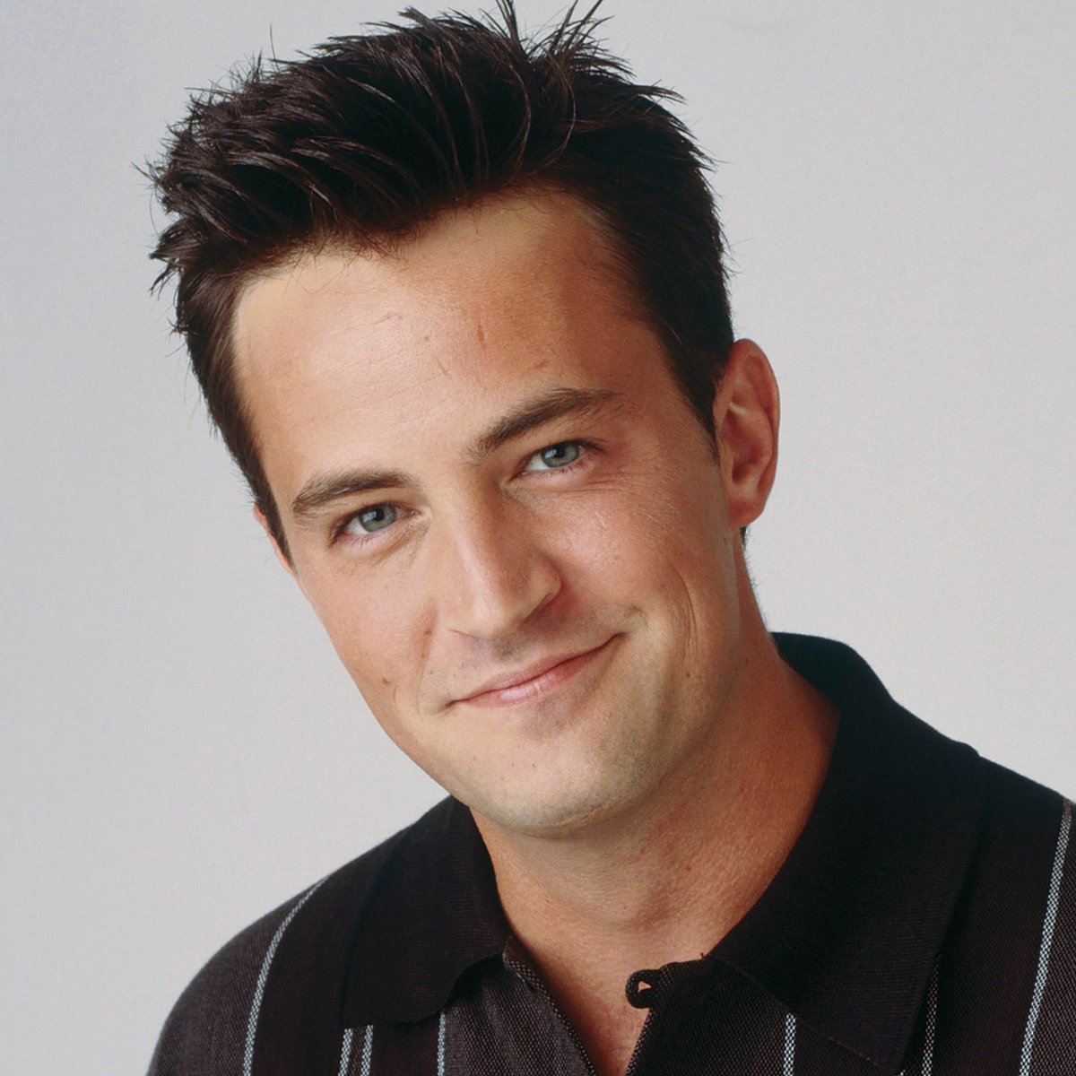 sboficial's tweet photo. Para sempre em nossos corações!

Hoje faz 1 ano da morte do incrível Matthew Perry, nosso eterno Chandler Bing de Friends.