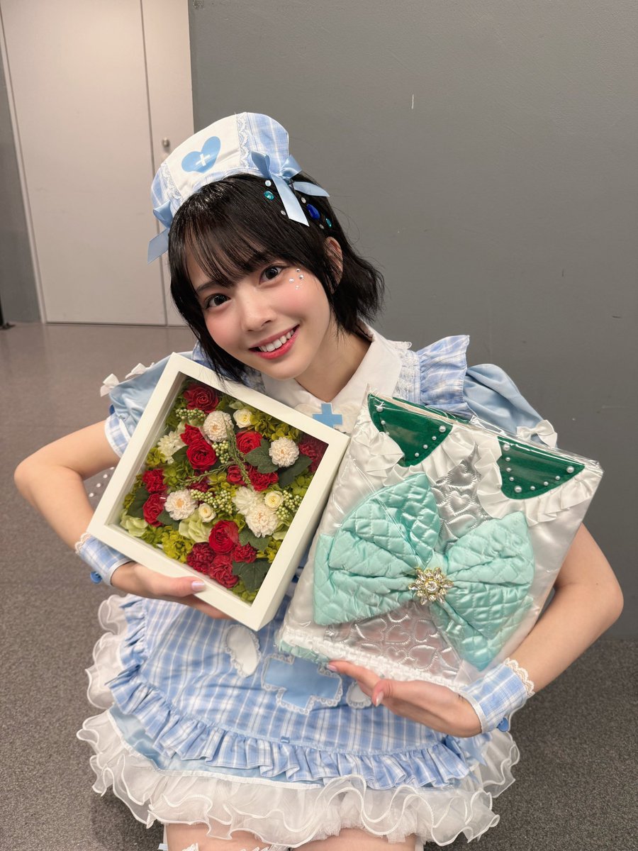 kannami_rina's tweet photo. とっても素敵なプレゼントをありがとう♡
ちゅちゅらぶの衣装の寄せ書きも可愛すぎるしみんなの温かいメッセージで心がぬくぬくです
お花も絶対大事にするね🥹
お部屋の目立つところに飾るー！！！！！！
本当にありがとうございます
まだまだこれからよろしくお願いします🥺 https://t.co/CgqHVDKjMe