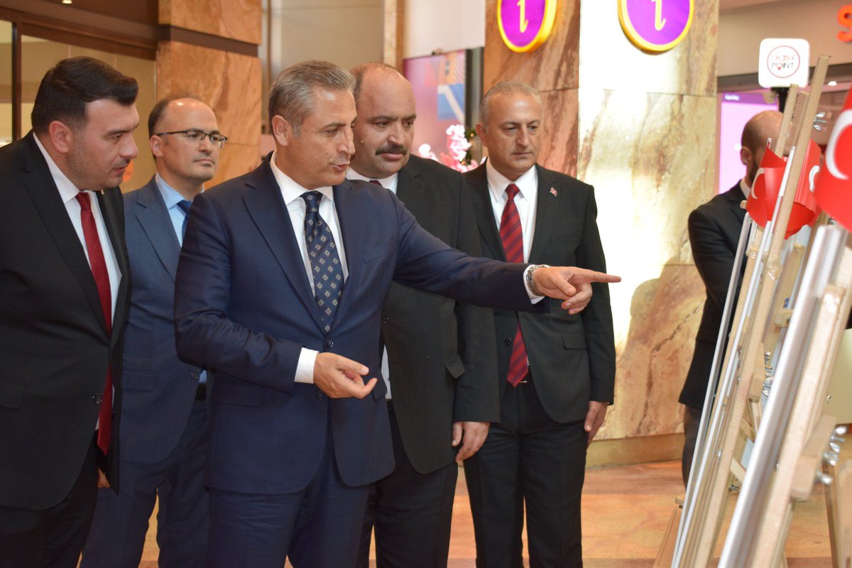 Kaymakamımız Sn. <a href="/muhittinpamuk/">Muhittin Pamuk</a> Cumhuriyetimizin 101. Yılını Kutlama etkinlikleri kapsamında Kadıköy Aziz Berker İlçe Halk Kütüphanesi Müdürlüğünce hazırlanan "Cumhuriyet Bayramı Kutlamalarının Gazete Manşetlerine Yansıması" konulu gazete afişleri sergi açılışı törenine katıldı.