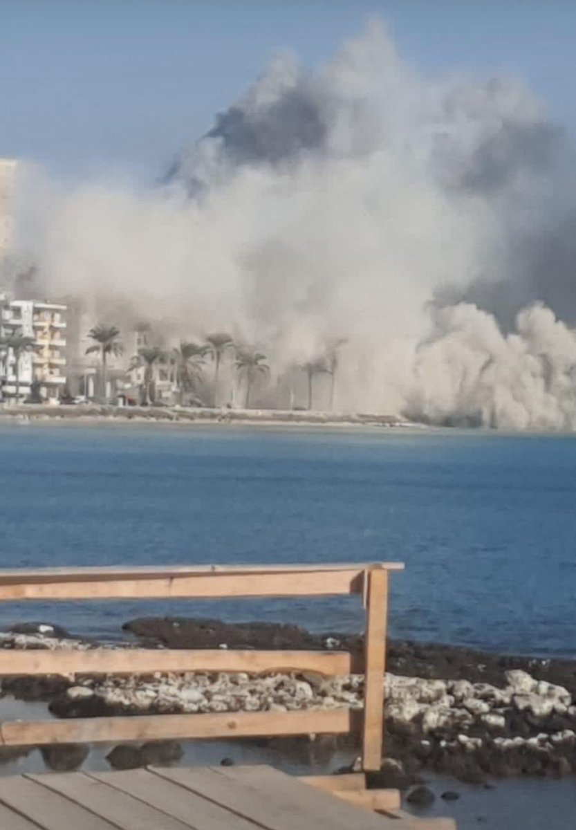 Tyr, cette ville millénaire phénicienne habitée depuis 2700 av. J.-C. (une date attestée par l’archéologie), est aujourd’hui en train d’être détruite par des frappes israéliennes aléatoires visant à effacer son histoire. 
Aucun missile tiré ne provient de cette ville. Ses sites