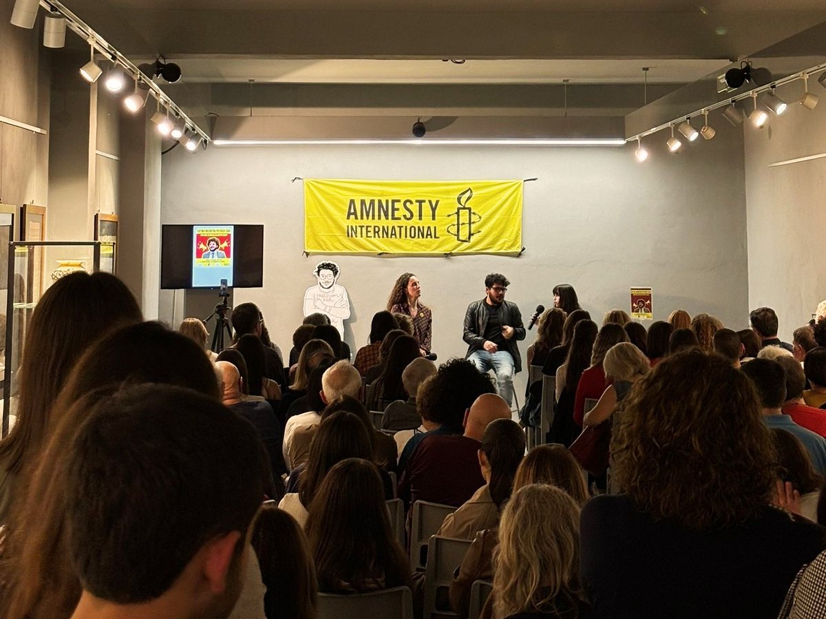 amnestylatina's tweet photo. 150 persone all'evento di venerdì con @patrickzaki1: un bellissimo segnale da parte della città, grazie! 💛

🕯️Sperando di aver acceso una piccola candela a Latina, vi invitiamo a non farla spegnere continuando a sostenere Amnesty e le persone che difendono i diritti umani! https://t.co/T4WAX19UiB