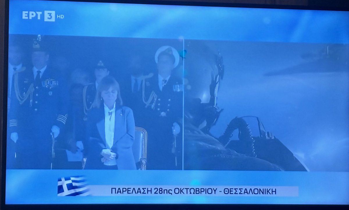 IKarydi's tweet photo. Μετά από 2 φορές που την είδαμε σε πανελλήνια μετάδοση που κοίταξε το ρολόι της το τερμάτισε κοιτώντας κάτω από βαρεμάρα τελικά όταν όλοι κοιτούσαν ψηλά τον πιλότο του F16. Πρόεδρος Δημόσιος υπάλληλος. #Σακελλαροπούλου #παρέλαση https://t.co/rqcVPxe6TP