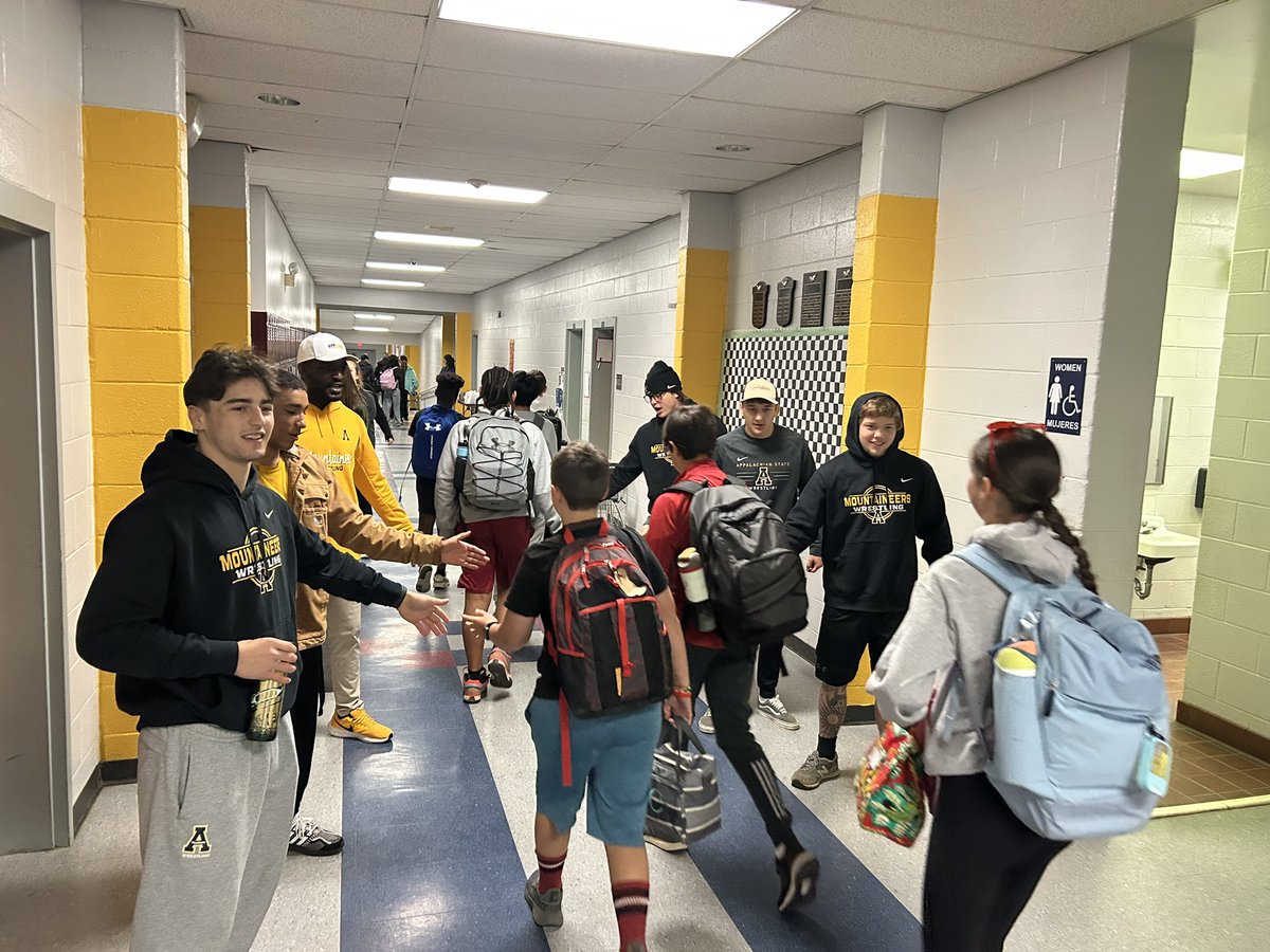AppStateRISE's tweet image. Best way to start the day is welcoming back our friends at Hardin Park Elementary ‼️⚡️

#WataugaStrong #GoApp
