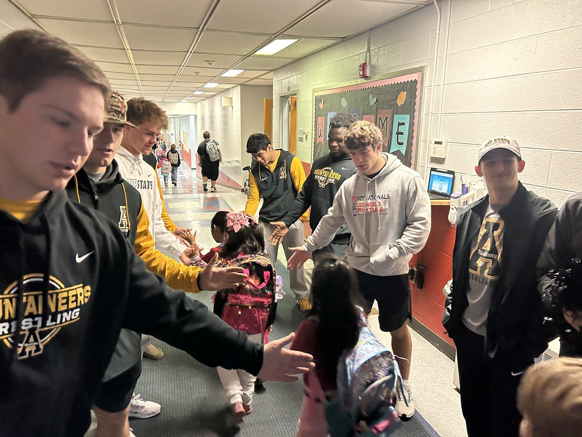 AppStateRISE's tweet image. Best way to start the day is welcoming back our friends at Hardin Park Elementary ‼️⚡️

#WataugaStrong #GoApp