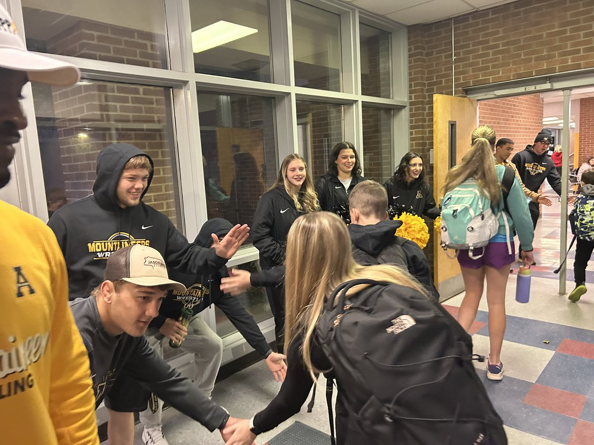 AppStateRISE's tweet image. Best way to start the day is welcoming back our friends at Hardin Park Elementary ‼️⚡️

#WataugaStrong #GoApp
