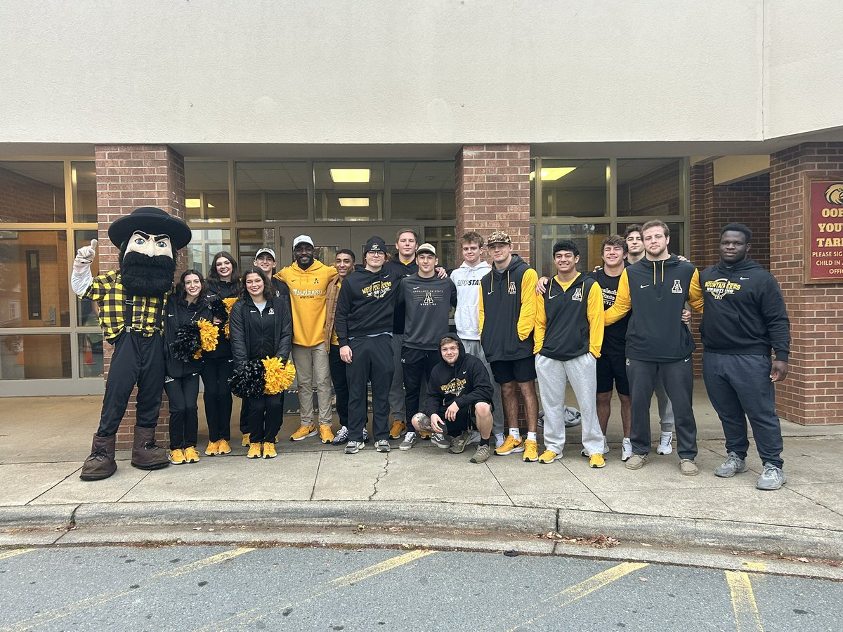 AppStateRISE's tweet image. Best way to start the day is welcoming back our friends at Hardin Park Elementary ‼️⚡️

#WataugaStrong #GoApp
