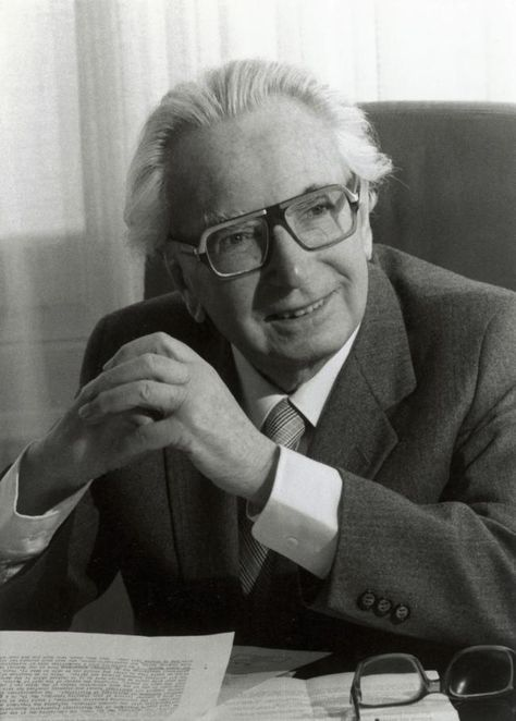 TommiPedruzzi's tweet photo. 1. “Man’s Search for Meaning” by Viktor Frankl

A powerful story about finding purpose, even in hard times

( From a Holocaust survivor and psychologist )

- Shows how your mindset affects everything
- Explains how meaning in life can make you stronger
- Teaches that finding purpose can help you get through pain and struggle
- Gives practical tips to face challenges with hope

This book is a guide for anyone who feels lost, showing how a small shift in thinking can make tough times easier to handle...