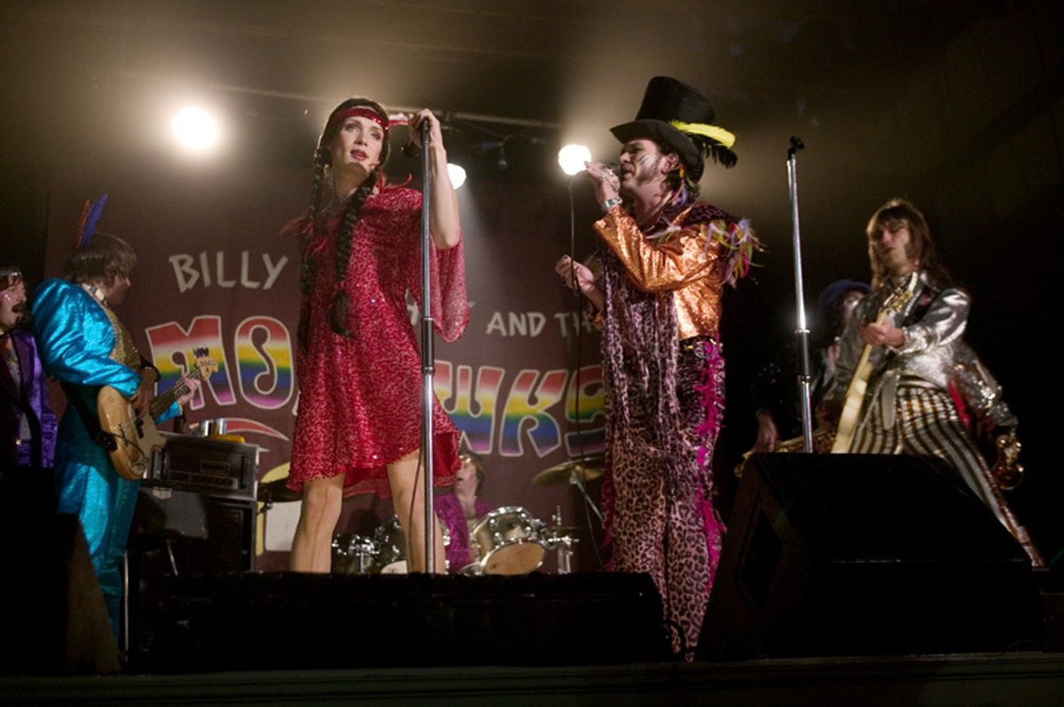 진님 혹시 영화 [플루토에서 아침을] 요거 보셨을까요? 몇달전에 보면서 이거야말로 너무너무 헤드윅 같아서 바로 진님한테 추천해드리고 싶었어요...