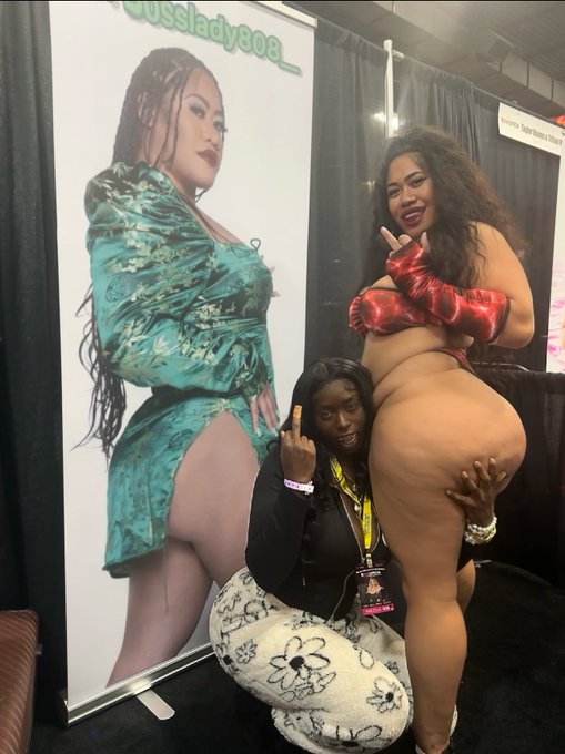 Flew into jersey for a few hrs just to support my babe! FIRST booth in her FIRST year 🔥 @bosslady_theG