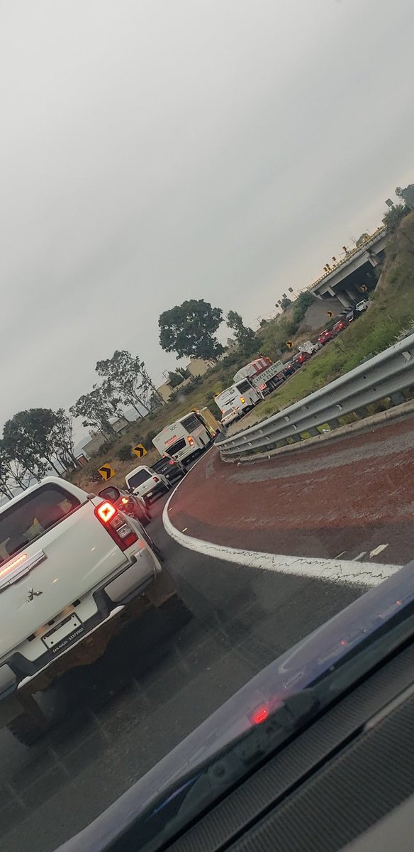 PakoRetana's tweet photo. @arconorte espera de más de 30 - 40 min en la fila para pagar caseta por 3era semana por no tener cajero en la 2da caseta, porfavor acción inmediata. Tiempo de espera superior a tiempo de viaje. https://t.co/z5RRGY3MD5