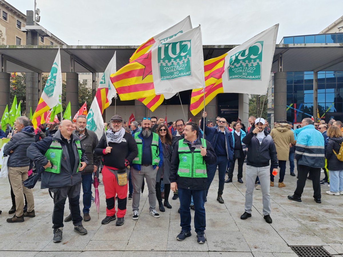 CUT hemos participado en la concentración celebrada en la Delegación del Gobierno junto al resto de sindicatos solicitando que se apliquen los coeficientes reductores para el sector trasporte de viajeros.
Ni un paso atrás 💪💪
#huelgatransporte
#CoeficientesreductoresYa