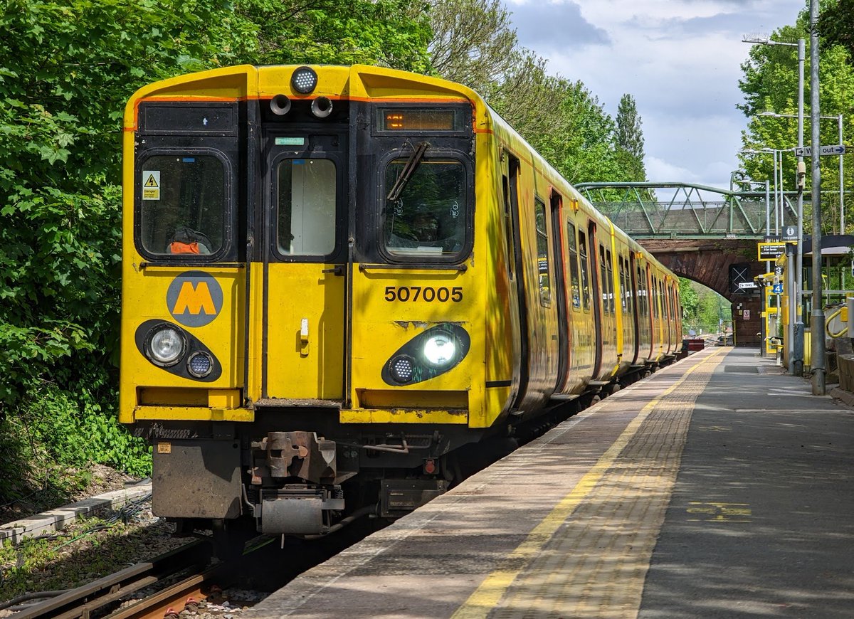 DownOnTheStour's tweet photo. Well as we head into their final week I'm going to be chronicling my times with the trains that made me the rail enthusiast i am today: The Class 507s 👏

#507farewell #class507 #PEP #Merseyrail #hellfire #class508 #megatraction https://t.co/Ditf5BOOKE