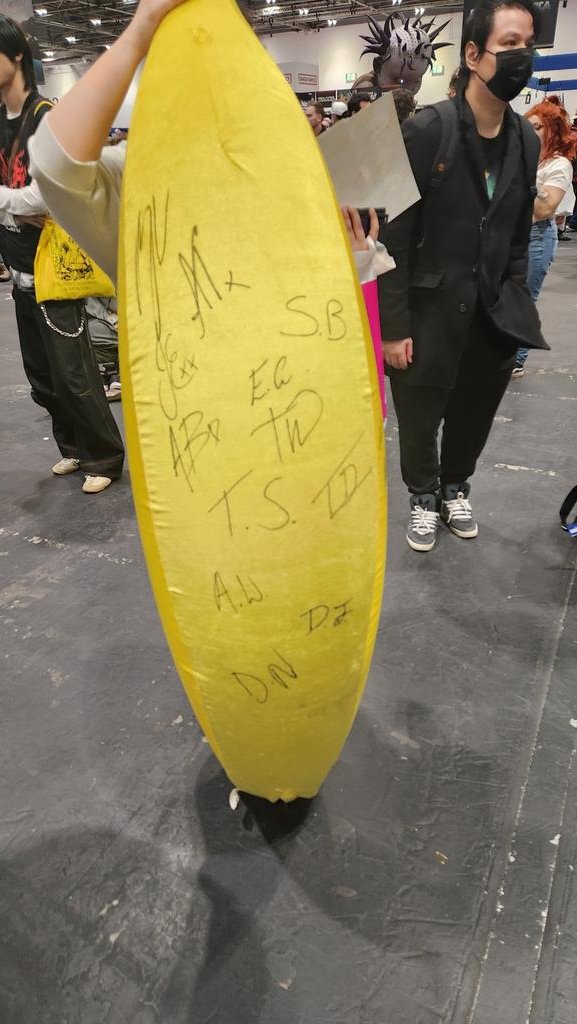 itsrane's tweet photo. It was an absolutr pleasure meeting you, @DaveJonesActor and thank you for initialing my banana, he's covered in most of the cast now https://t.co/gVBeal2XA2