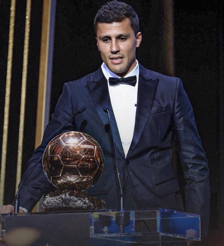 FRBlueMoon's tweet photo. 🚨 𝑩𝑹𝑬𝑨𝑲𝑰𝑵𝑮  : 

RODRI EST LE VAINQUEUR DU BALLON D’OR. #BallonDor 

[via @JLSanchez78] https://t.co/7OWd2NRAX6