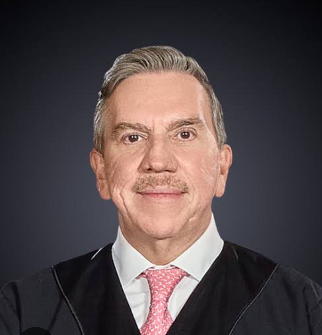 "Los ocho ministros de la <a href="/SCJN/">Suprema Corte</a> que estamos comprometidos con la justicia,  no nos hemos rendido, ni nos rendiremos jamás".

- Javier Laynez Potisek.

¡Mexicanos de excepción!