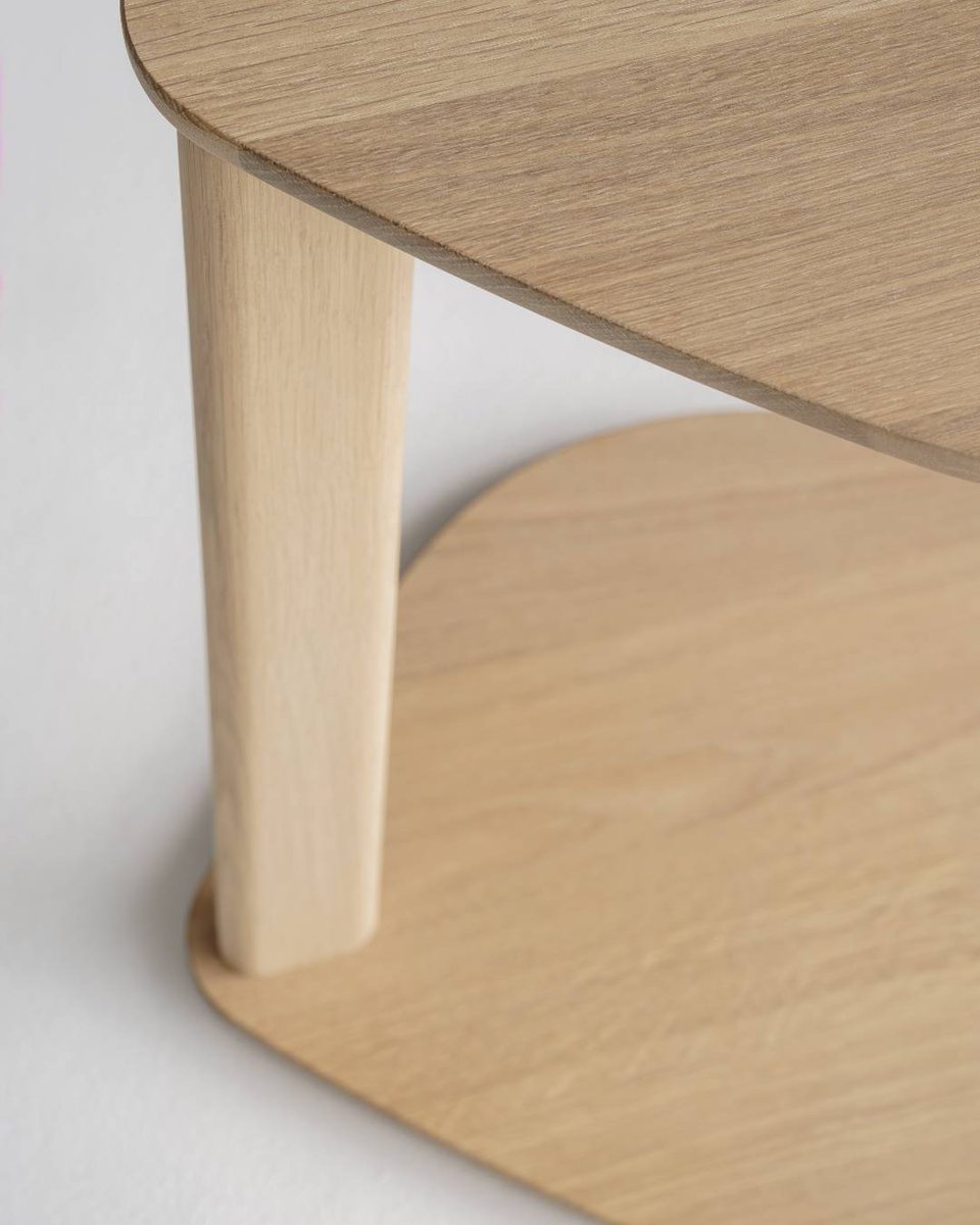 StudioTKSocial's tweet image. A personal piece for flexible lifestyles. The @Artifort Compass Table emphasizes that less is more, lending its simple yet tasteful build to accommodate a wide variety of necessary configurations. 

#simpledesign #tasktables