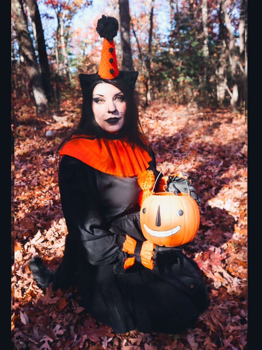 _diviir_'s tweet photo. 🕯️🎃🕯️
.
.
.
inspiration: @jparkerdesign
#vintage #scaredycat #johannaparker #bethanylowe #vintagehalloween #blackcat #clown #wehuntyouwhilelaughing https://t.co/VssB0ChQW4