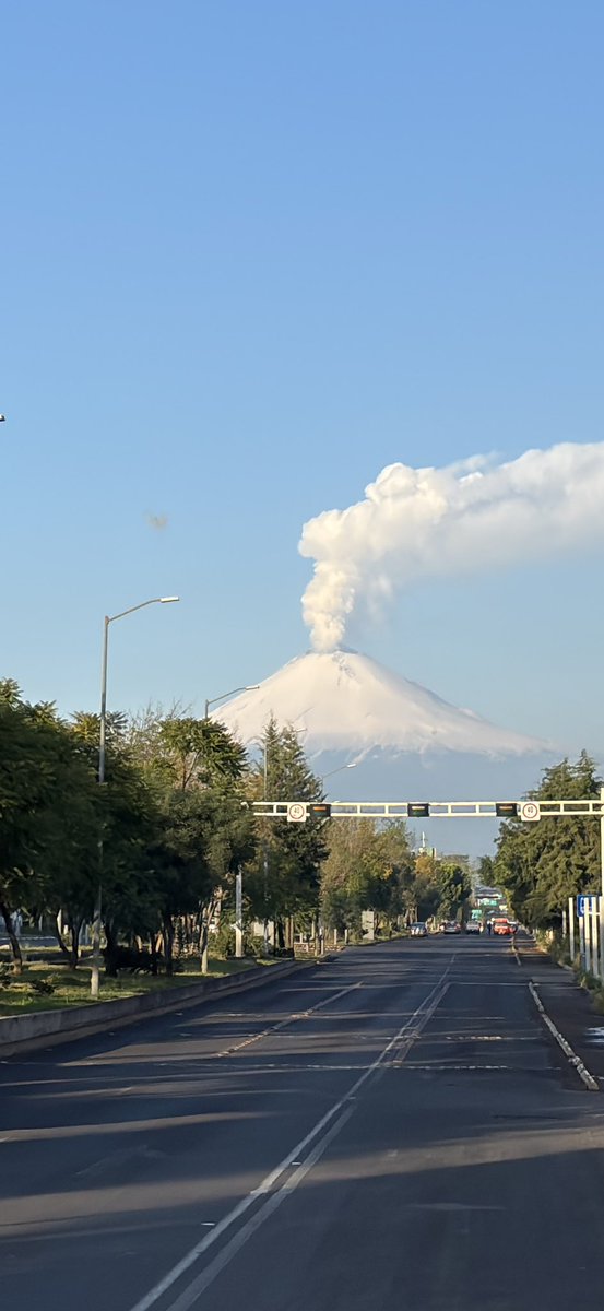 webcamsdemexico's tweet photo. Así la cantidad de nieve. Casi a la mitad del volcán. 

Vía: @desconsagradomx.
https://t.co/rsLIOOJJZG