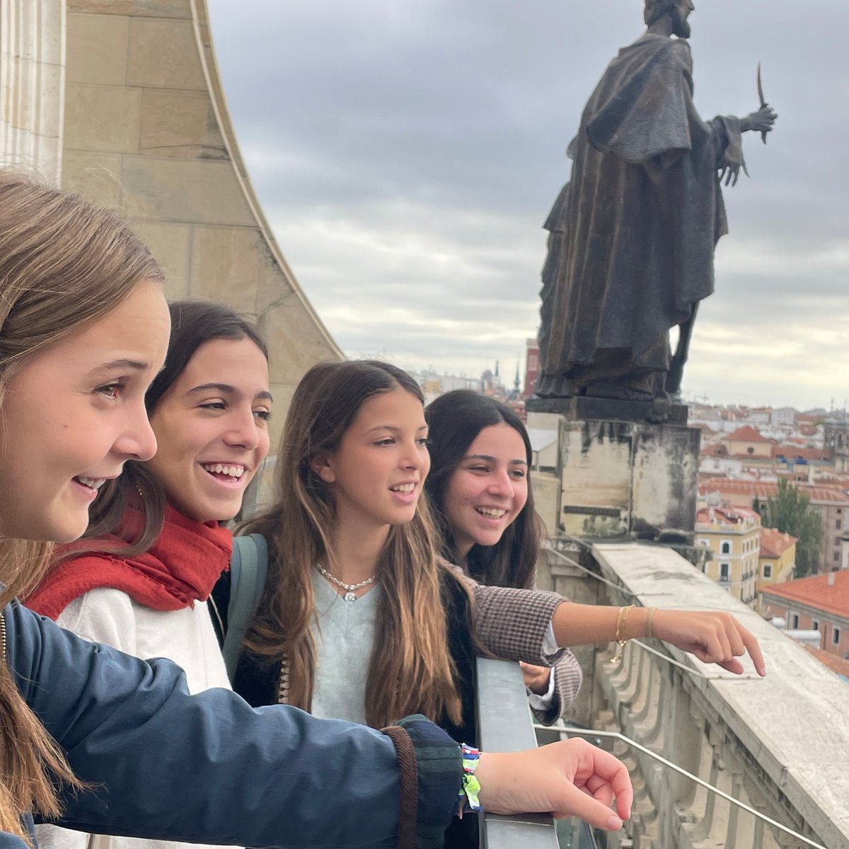 El pasado 24 de octubre las alumnas de 3º ESO visitaron la Catedral de la Almudena, la Cripta y el Museo de la Catedral.  También recorrieron los Jardines y alrededores del Palacio.