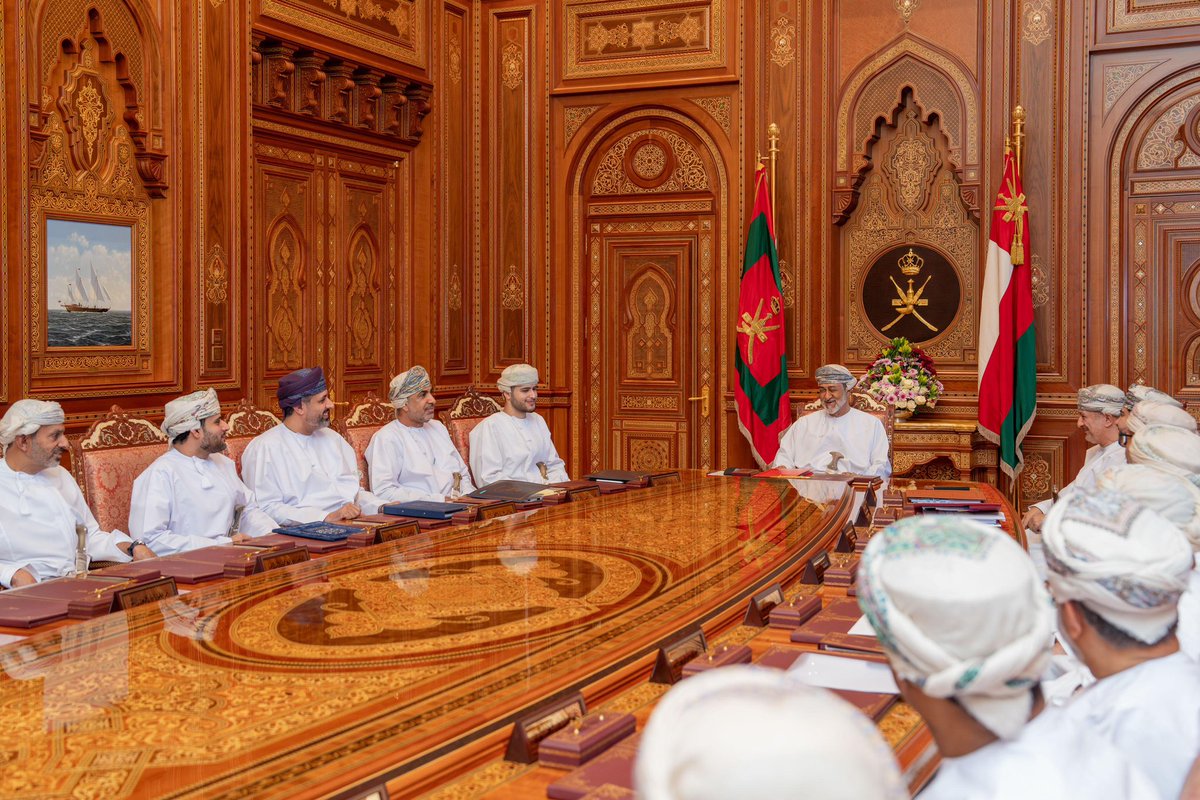 FaisalAl_Rawas's tweet photo. تشرفت اليوم بلقاء حضرة صاحب الجلالة السلطان هيثم بن طارق المعظم حفظه الله ورعاه بحضور عدد من أصحاب المعالي وأصحاب وصاحبات الأعمال وأصحاب المؤسسات الصغيرة والمتوسطة والشركات الناشئة والذي يعد أكبر دافع لنا في غرفة تجارة وصناعة عمان والقطاع الخاص على مواصلة العطاء وتحقيق الشراكة بين الحكومة والقطاع الخاص…