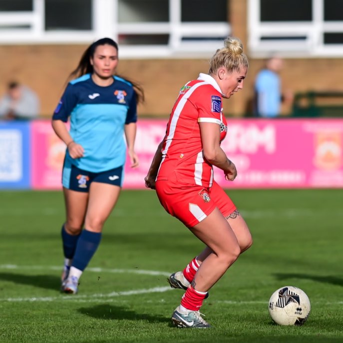 StourbridgeWFC's tweet photo. Two 𝙞𝙢𝙢𝙚𝙣𝙨𝙚 debuts in red and white 😮‍💨

#FAWNL | #Glassgirls https://t.co/Hly95YbkBA