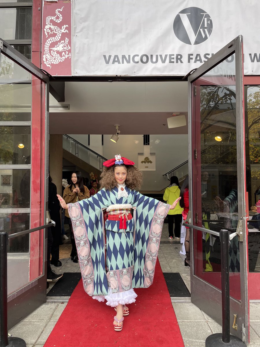 2525arisa2's tweet image. Vancouver Kids Fashion Week 
札幌haNgER 中村さんの布からデザインした本当に特別な衣装。スタンディングオベーションも貰えて最高のショーでした❤️#vfw #model  #sapporohanger