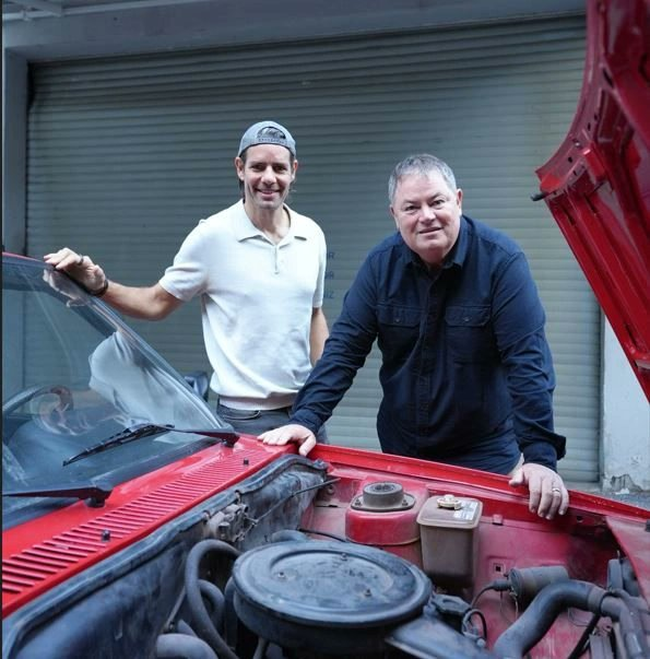 bosunatiklama's tweet photo. Tamirat Tadilat'ın ünlü ikilisi Marc 'Elvis' Priestly ve Mike Brewer, İstanbul Atatürk Oto Sanayi Sitesi'nde Tofaş inceledi. https://t.co/dc7af2fGC5