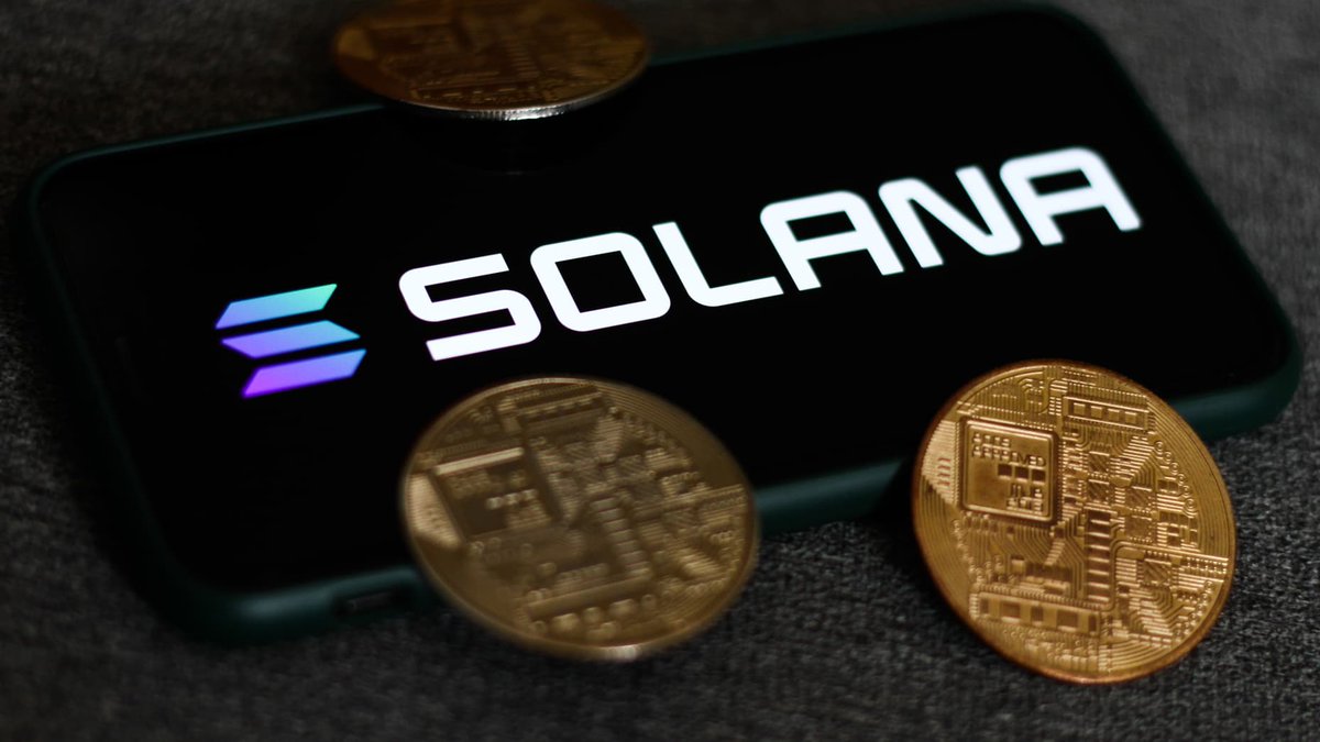 Solana's fast, low-cost blockchain is gaining traction, boosting its cryptocurrency SOL and positioning it strongly against competitors.

trackinsight.com/en/etf-news/so…