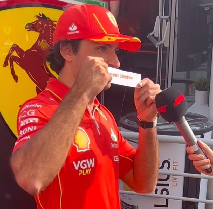 lulistone12's tweet photo. Es una tradición en F1 que se haga un secret santa a fin de año y a Carlos Sainz le tocó Franco! 🇦🇷🤝 🇪🇸

Qué creen que le va a regalar? APOSTEMOS!!

Cuando suban el video, volvemos a este tuit y vemos si alguno le pegó al regalo!

Yo pienso que le va a regalar una camiseta del Real Madrid 😭