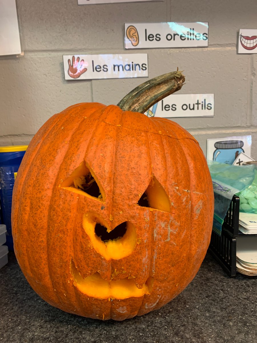 Pendant l’Halloween tu peux être ce que tu veux… 🎶 (lyrics from C’est l’Halloween if you didn’t know 🙃)

That includes pumpkin carving! All children helped scoop pumpkin guts 🎃

We voted…

🔺eyes
❤️ nose
😦Scary mouth 

@ElizabethParkEl