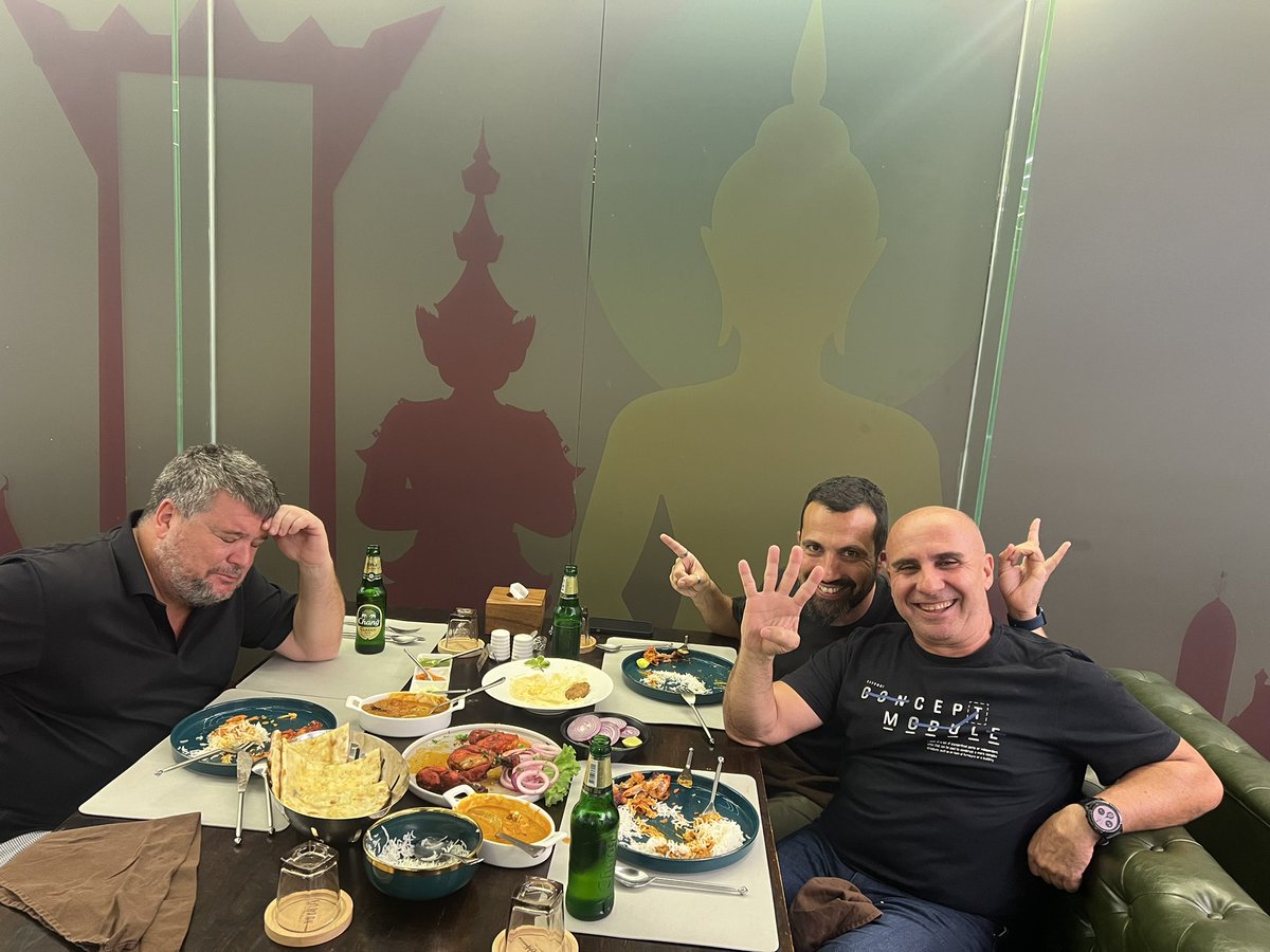 Cobrándome la apuesta del 0-4 en un restaurante indio de Bangkok con mis amigos <a href="/ASMELACHERCOLES/">MELA CHÉRCOLES</a> y <a href="/BorjaGonzalezG/">Borja González</a>   Tras varios años de decepciones, por fin he ganado una apuesta como culé a Mela!!!😜