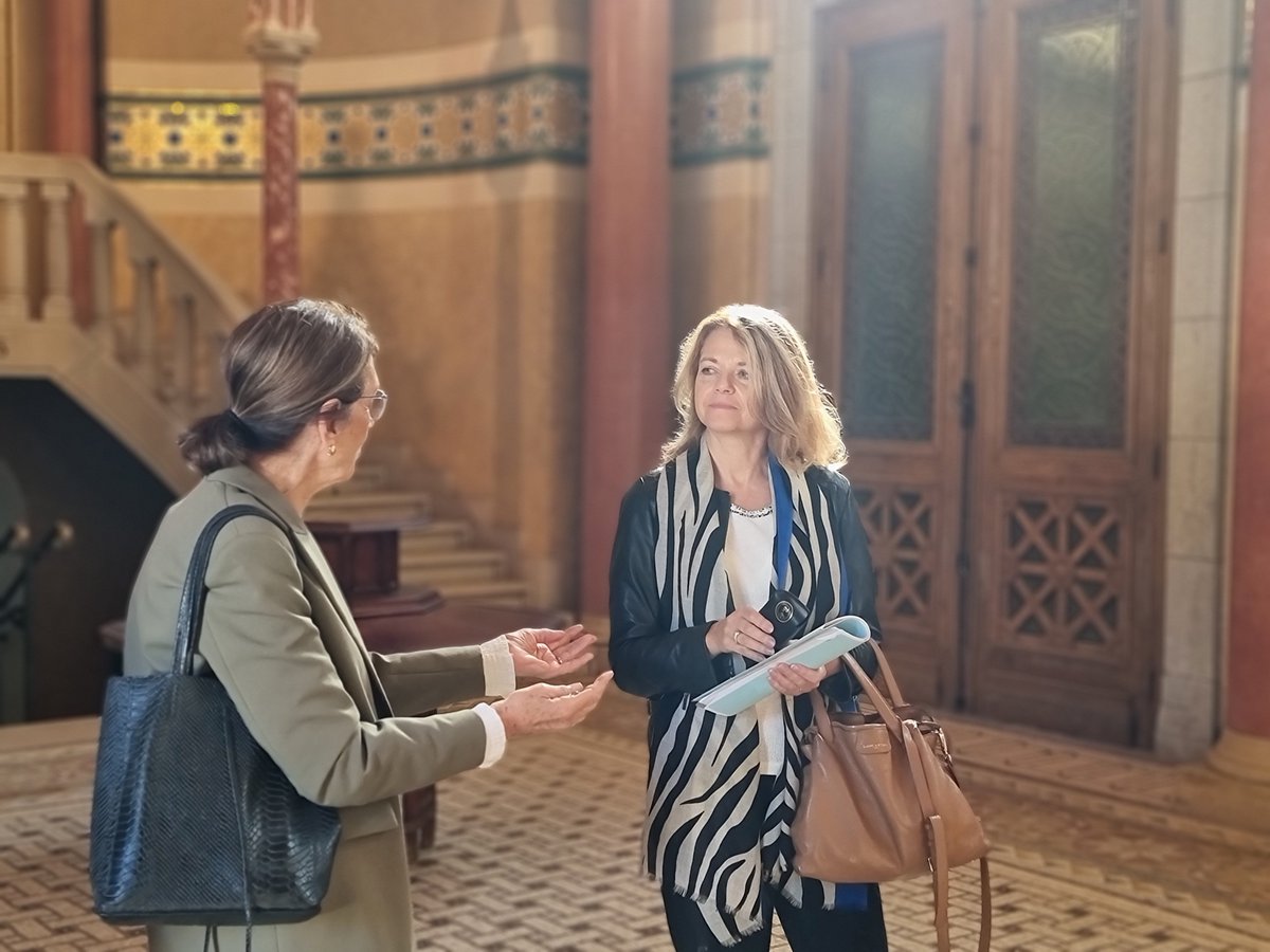 Chatel_Guyon's tweet photo. Aujourd'hui, Marie-Pierre Montoro-Sadoux, Vice-présidente déléguée au #thermalisme de la Région @auvergnerhalpes était en visite à Châtel-Guyon 👍
Elle a été accueillie par Danielle Faure-Imbert, 1ère adjointe, pour une présentation du patrimoine thermal de la Ville ⛲ https://t.co/LVqKNXbo5l