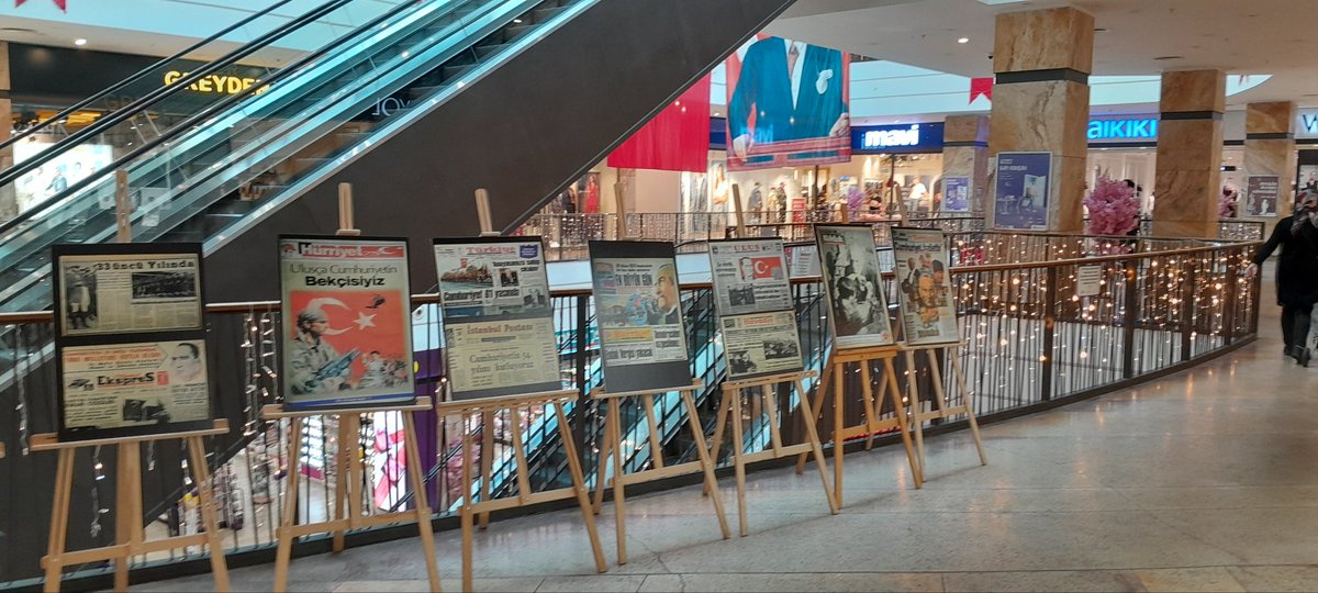 Cumhuriyetimizin 101. Yılını Kutlama etkinlikleri kapsamında Kütüphanemizce hazırlanan #CumhuriyetBayramı Kutlamalarının Gazete Manşetlerine Yansıması" konulu sergi;  Kaymakamımız Sayın Muhittin Pamuk'un teşrifleriyle Kozzy AVM'de açıldı.  Sergimiz 31 Ekim'e kadar açık.🇹🇷 <a href="/iktm34/">İstanbul İl Kültür ve Turizm Müdürlüğü</a>
