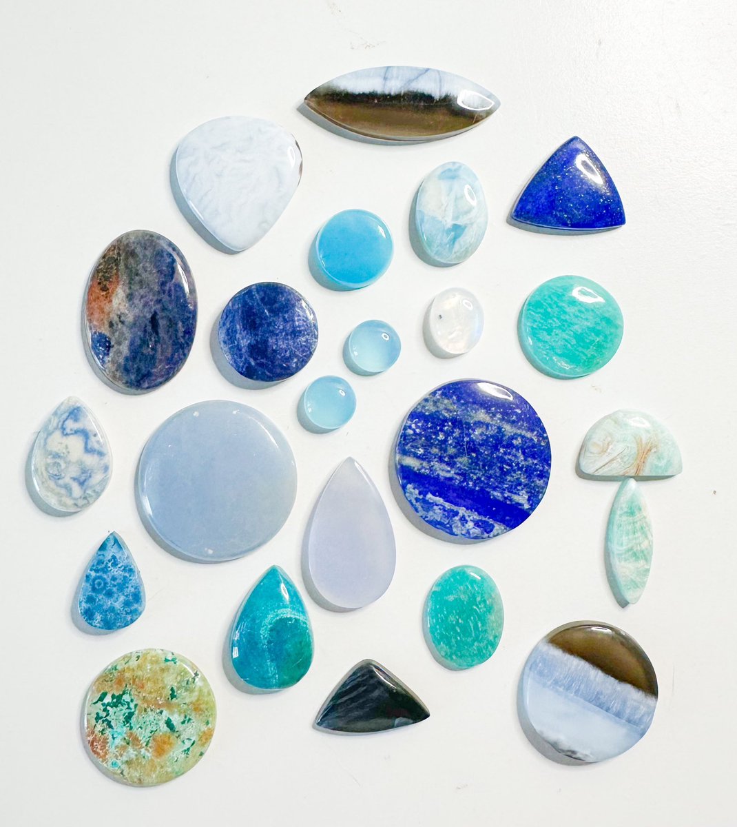 mildhippie's tweet image. the crystals         🧊🫧🛁           the pendants

“ICE BATH” collection coming Friday November 1st at 8pm eastern time &amp;lt;3