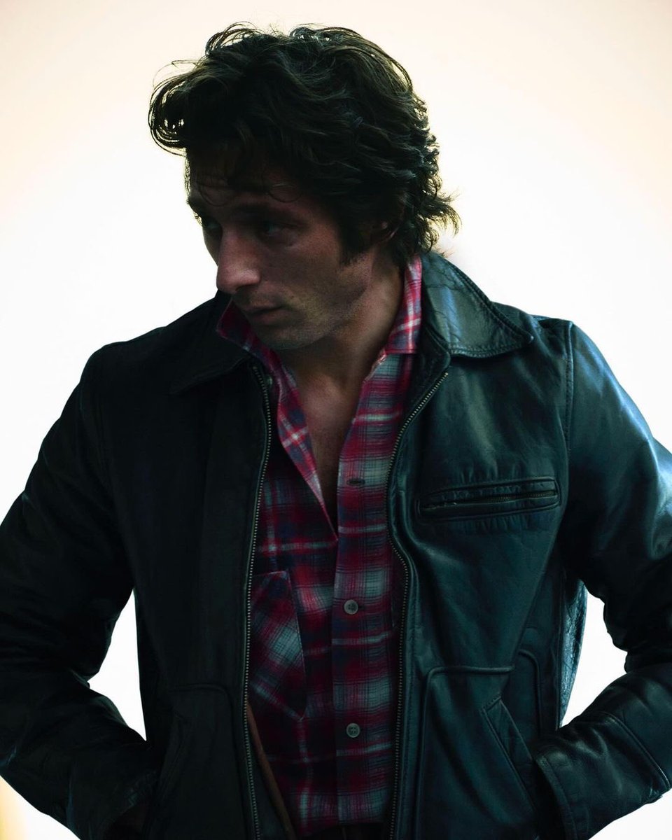 🚨FIRST LOOK🚨Jeremy Allen White is the BOSS! 🔥
Here is your #firstlook of @jeremyallenwhitefinally as Bruce Springsteen in the biopic #DeliverMeFromNowhere. 
📸: Mark Seliger @20thcenturystudios 

Coming to theaters in 2025.

#JeremyAllenWhite #BruceSpringsteen #CriticsChoice