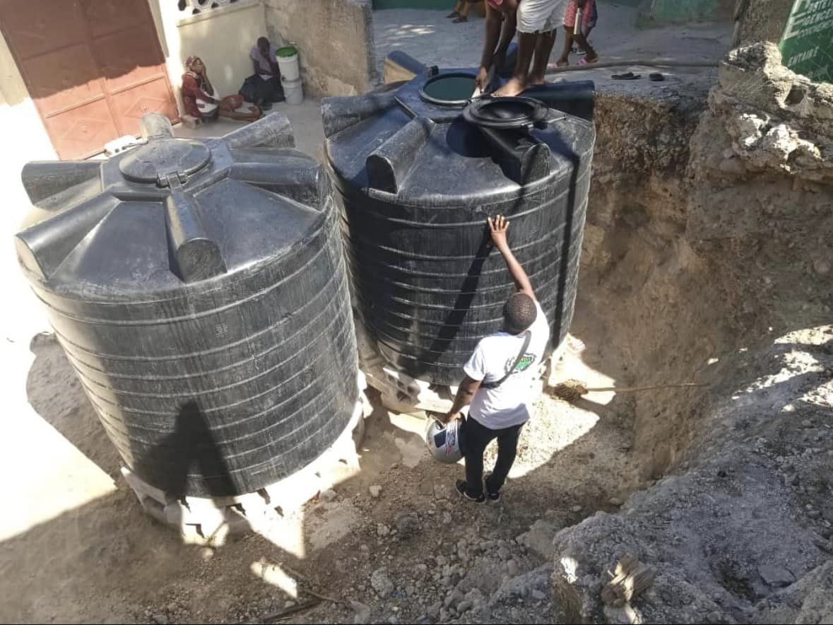 The attacks in Solino have worsened the humanitarian crisis in Haiti. 

#UNICEF and #ORRAH provided initial aid to over 1,000 displaced persons living in makeshift shelters by distributing hygiene kits, providing drinking water, and installing a water tower on-site.

#HaitCrisis