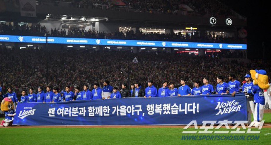 니네때매 내가 더 쳐 행복했다고 고맙다고 시발
그 누구라도(2명 제외)자책하면 메이저리거 한분 빙의하고 찾아가서 내가 야구를 좋아하게 된 과정과 그 이후 기억나는 이야기들 그리고 그중 니가 차지하고 있는 비중등을 다섯시간동안 쉬지않고 나불댈테야