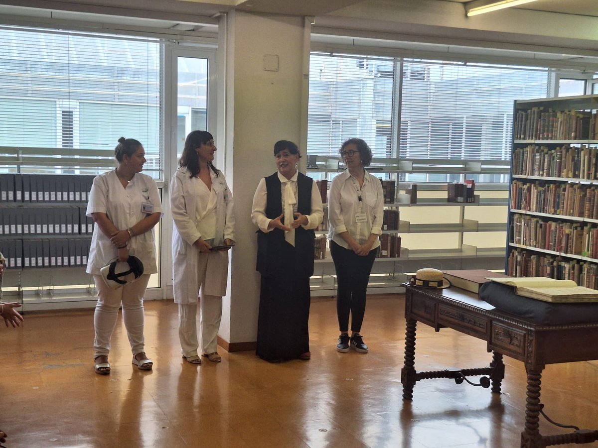 CRAIClinic's tweet photo. Per celebrar els vint anys, anem de CRAI en CRAI! 🎉🥳

🔝 Divendres passat vam celebrar la segona visita teatralitzada al @CRAIClinic, vam compartir experiències i vam conèixer els misteris i tresors que hi ha a la nostra biblioteca 🤫🗝️

Us agraïm la vostra assistència! 🥳✨ https://t.co/B30ewuFhAo