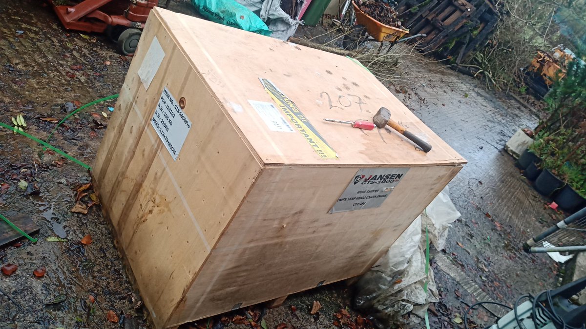 Phase 1 of #greatwallofkilbrittain complete so finally onto big project no.2 of 2024. 100m of wide hedgerow to cut back and shred. Hoping <a href="/DAPTcricket/">John</a> new bit of kit is the business #jansengts1000