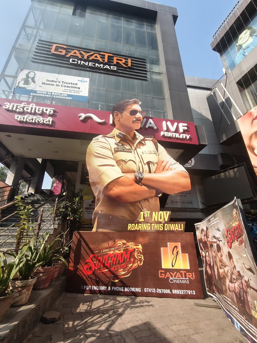 SumitkadeI's tweet photo. #SINGHAMAGAIN 20 feet Cutout @ GAYATRI CINEMAS RATLAM M.P.

Exhibitors are waiting to kick off the advance..  🔥🔥 

#AjayDevgn https://t.co/XR6xjehPBr