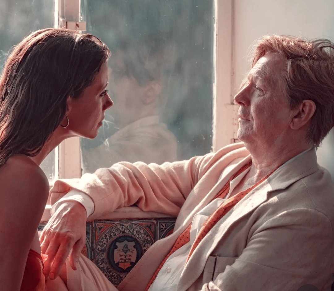 #Parthenope e l'odore degli amori morti.
Apice e oblio, tragedia e felicità: la meraviglia di essere frangibili e di sentirsi persi, nel non avere risposte.

Un viaggio dentro la condizione umana di noi giovani. L'importanza del vedere, non del guardare.
#Sorrentino 
#28ottobre