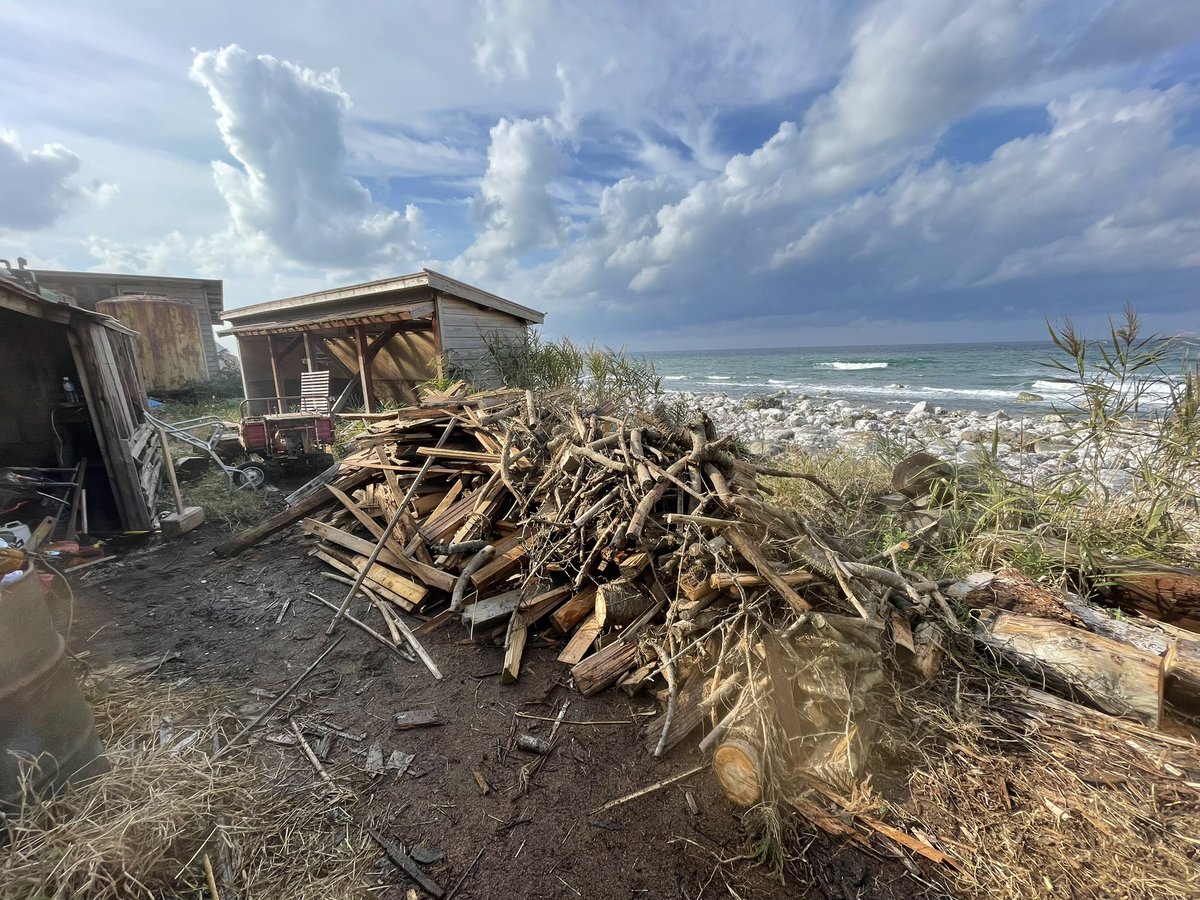 【🪵薪仲間を支援&amp;ダンプ運転手募集🪵】
薪支援して来ました💪これで1週間分だそうなので、とりあえず凌いでいただきながら分配体制整えたいと思います。！
ダンプカーを運転出来る方、または奥能登地域で活動してらっしゃる方いましたらお声がけください〜〜！