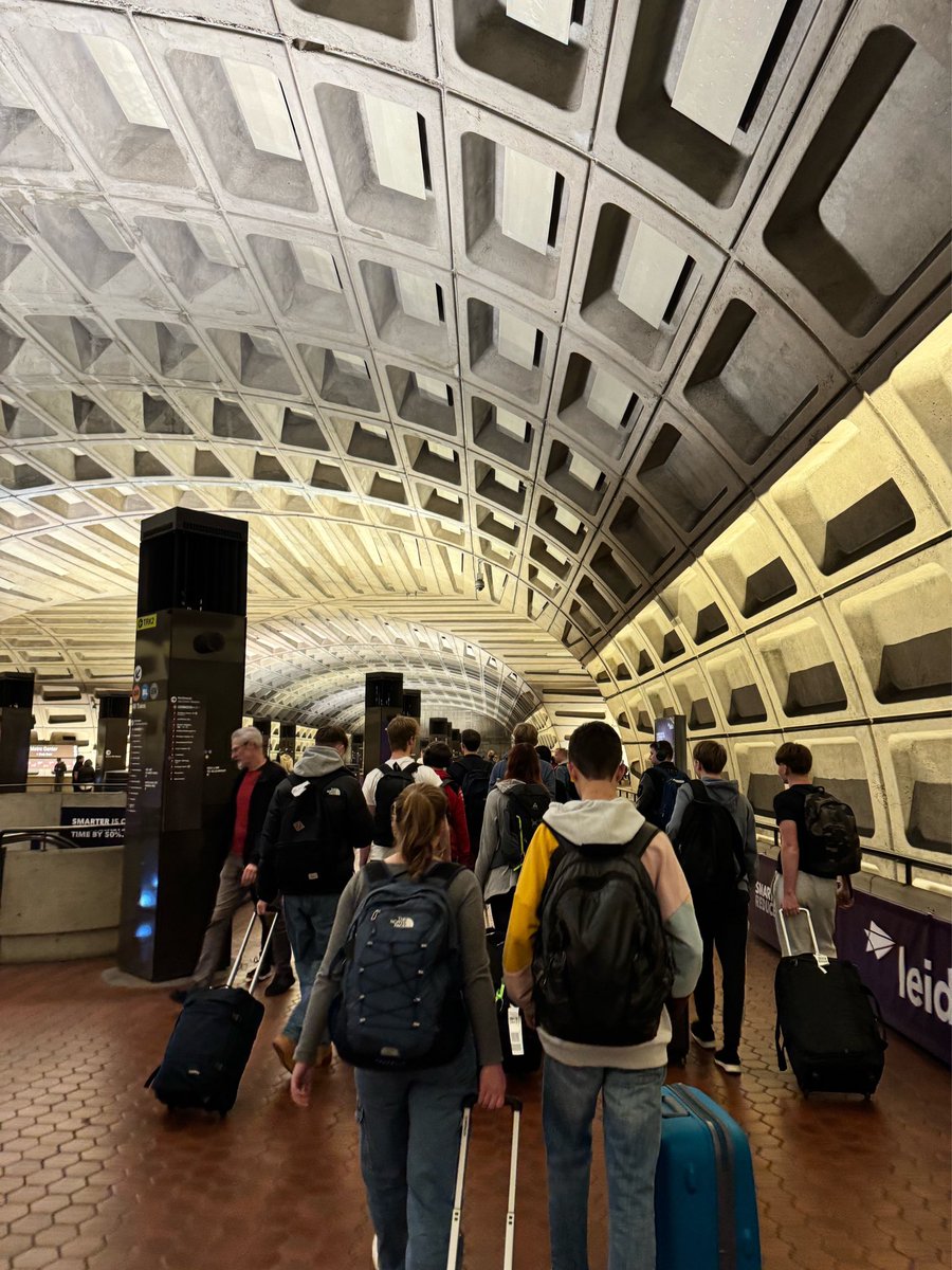 PangbourneColl's tweet photo. Our #PangCollHistory and #PangCollPolitics students have made it to Washington!๐บ๐ธ https://t.co/dvLtBsJXjQ