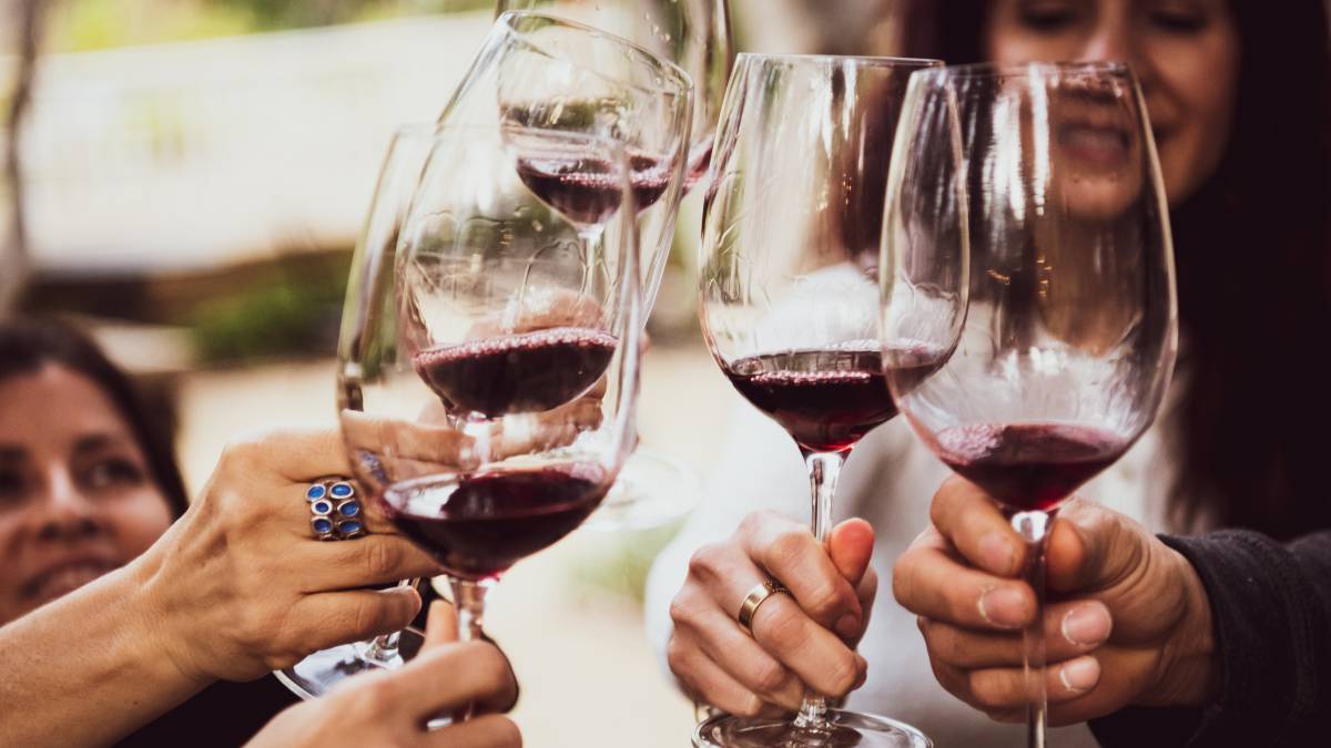 Aquí, 7 falsos mitos sobre el #vino que todos deberíamos conocer 🍷:

1) El vino tinto siempre a temperatura ambiente.
2) Las botellas de vino con tapón de rosca son de menor calidad.
3) El vino blanco para pescado y el vino tinto para la carne.

+info: latue.com/7-falsos-mitos…